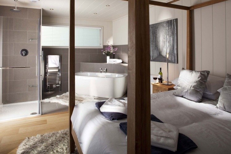 quarto-hidromassagem-cama de dossel-banheira-branco-integrado-chuveiro-cubículo-aberto