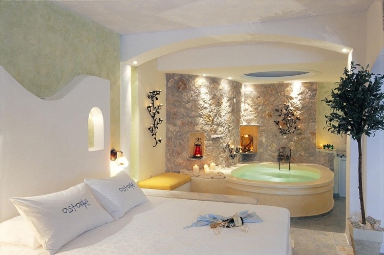 quarto-hidromassagem-exótico-parede-cama-roupa de cama-branco-iluminação-árvore-romântica