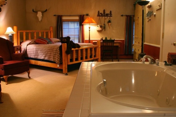 quarto-hidromassagem-jacuzzi-estilo country-madeira-banheira-poltrona integrada