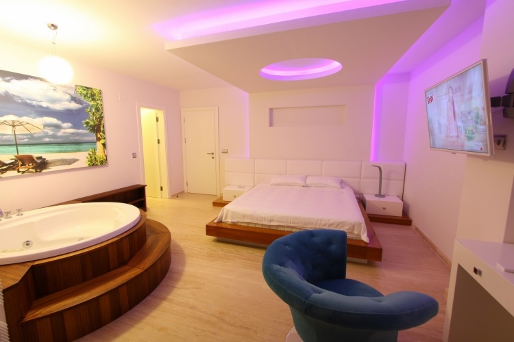 quarto-hidromassagem-jacuzzi-indireta-iluminação-base-led-base-banheira de madeira