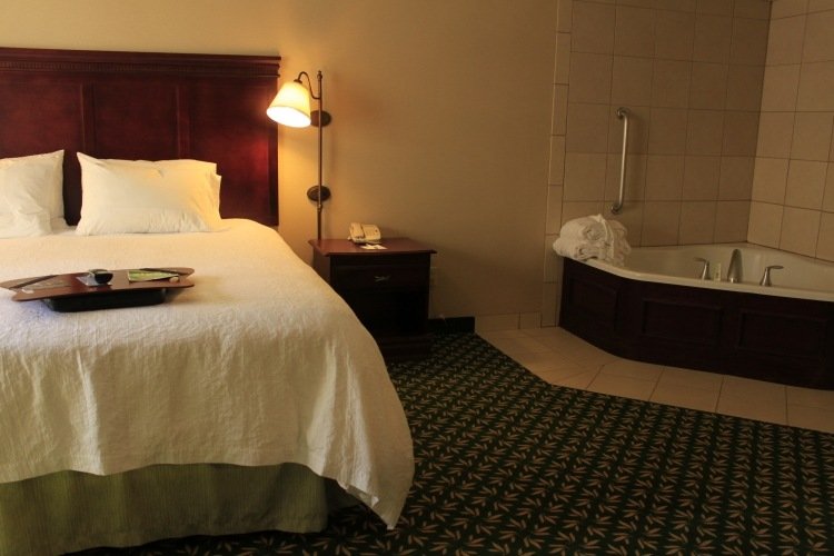 quarto-hidromassagem-quarto de hotel-carpete-abajur-cama-roupa de cama-travesseiros