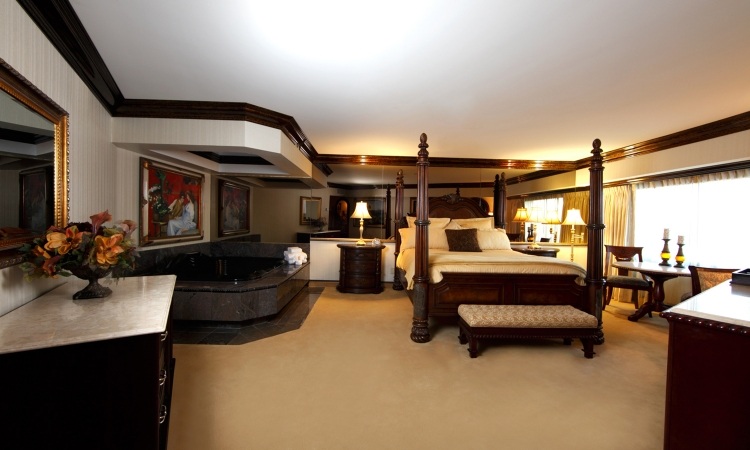 quarto-hidromassagem-quarto de hotel-luxo-madeira-ouro-escuro-tapete-bege