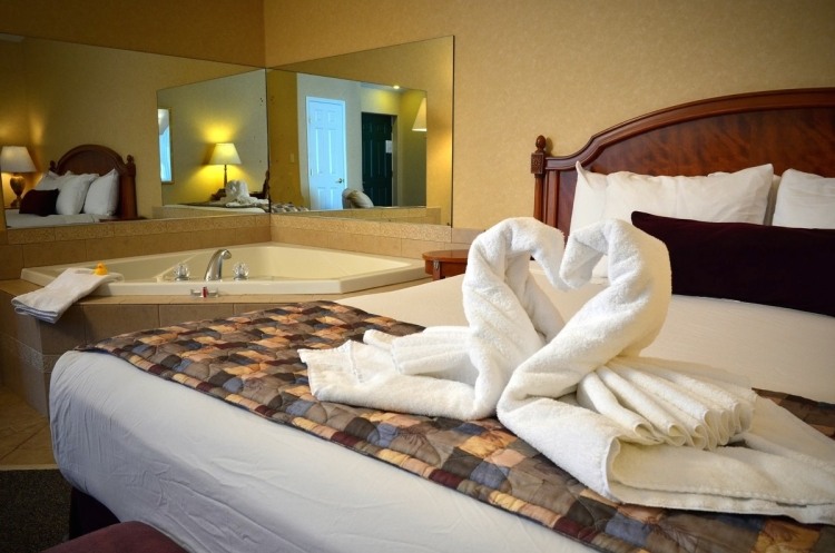 quarto-hidromassagem-hotel-quarto-jacuzzi-cama-decoração-toalhas-luxo
