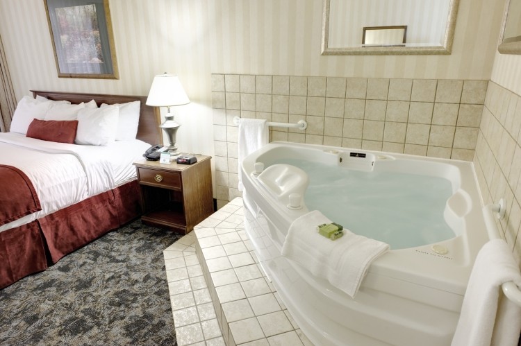 quarto-hidromassagem-hotel quarto-base-integrado-azulejos-cama-envelope-creme-branco-bordo