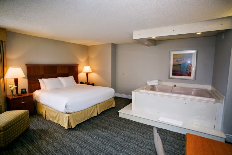 quarto-hidromassagem-hotel-banheira-integrado-carpete-piso-imagem-cama de casal