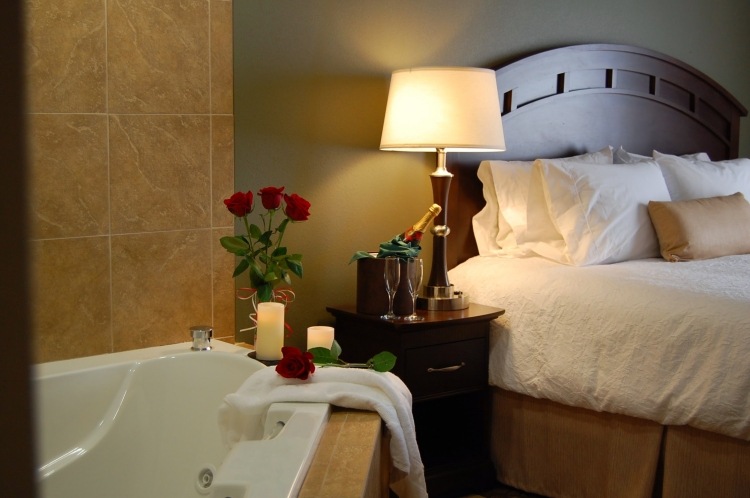 quarto-hidromassagem-jacuzzi-banheira-cama-rosas-velas-romance-abajur-travesseiros de noite