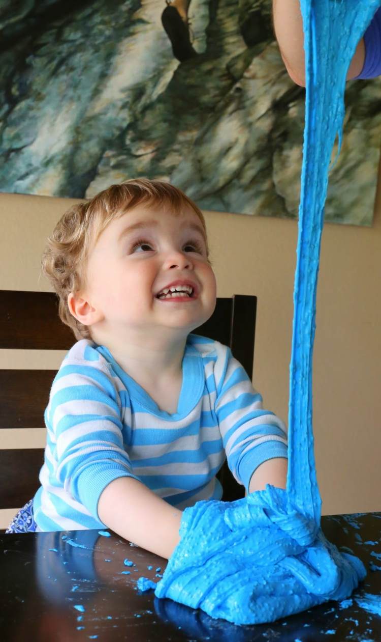 menino-criança-faz-limo-se-joga-azul