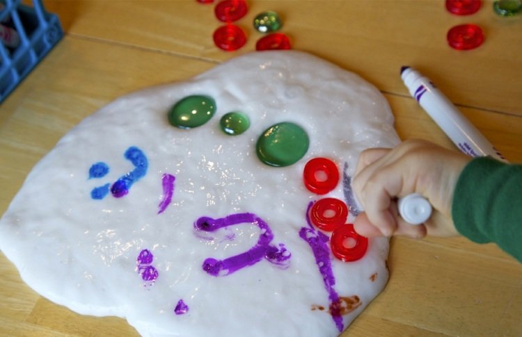 lodo-branco-caneta de feltro-pedras decorativas-criança