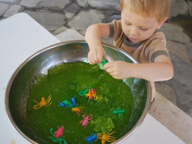 menino-tigela-verde-animais-plástico-monstro-limo