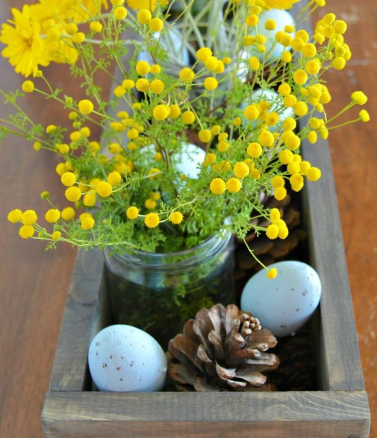 decoração-para-páscoa-primavera-rústico-azul-ovos-amarelo-flores-ideia-caixa de madeira