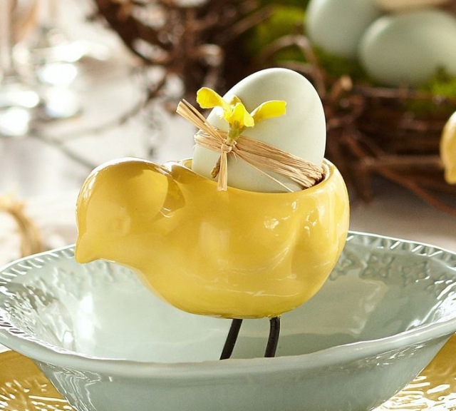 decoração para ovo de galinha amarelo de Páscoa elegante