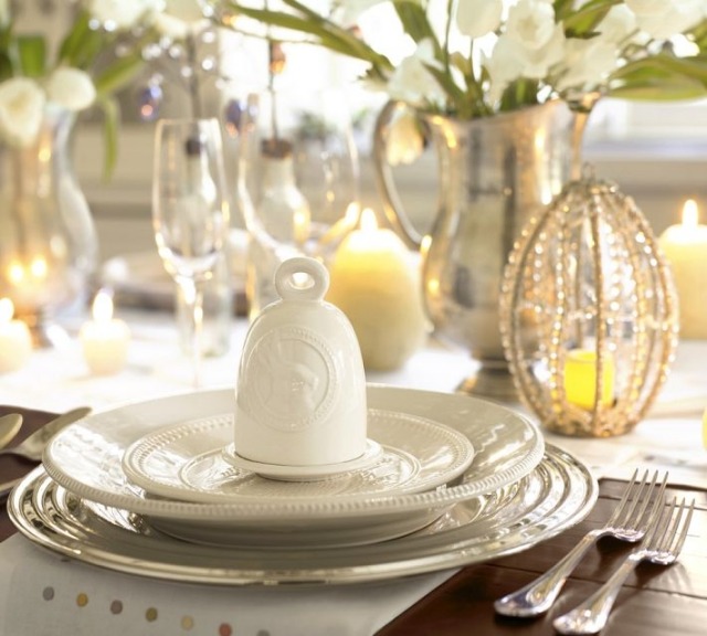 louças de Páscoa elegantes talheres flores no meio da mesa