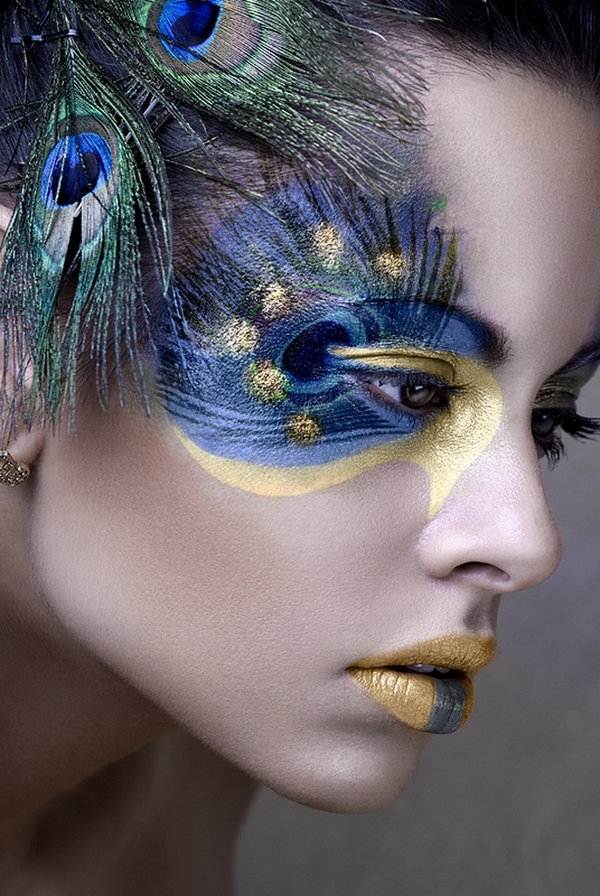 O look pfaum alcança tons de azul metálico, use maquiagem profissional