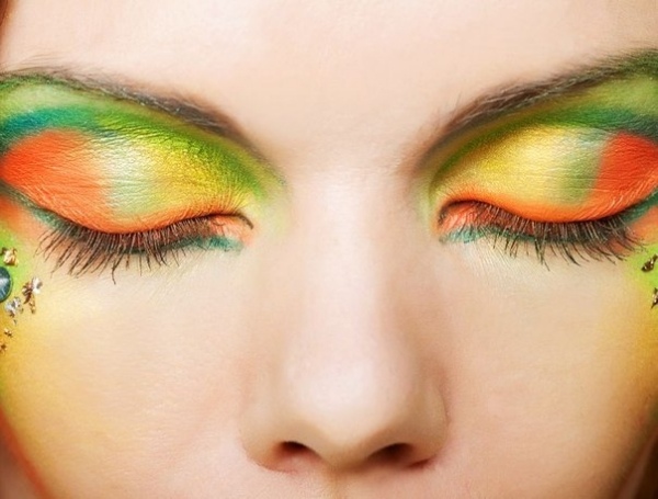 Aplicar maquiagem para o carnaval pintando naturalmente impressiona