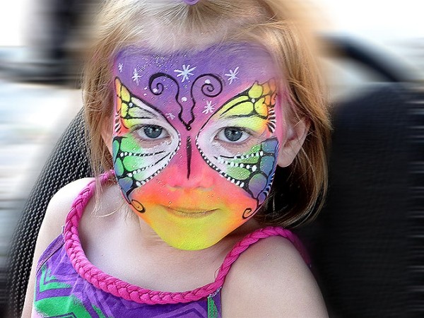 Destaque a pintura completa do rosto de uma borboleta para se distinguir dos outros