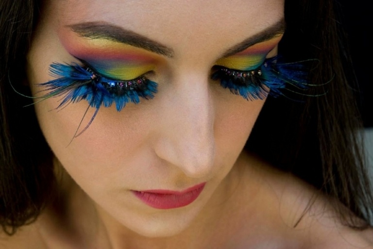 maquiagem para carnaval cílios artificiais penas azuis look exótico