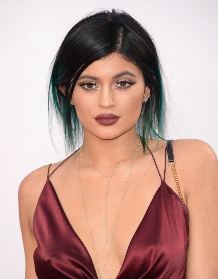 dicas de maquiagem-truques-mais escuro-batom-marsala-cor-vestido-cetim-kylie-jenner