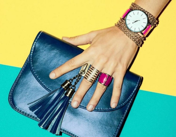 Bolsa de mão com anéis de verão com tendências em joias