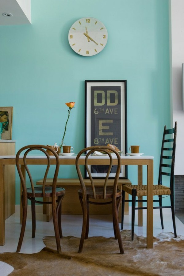 cadeiras vintage de parede azul da sala de jantar