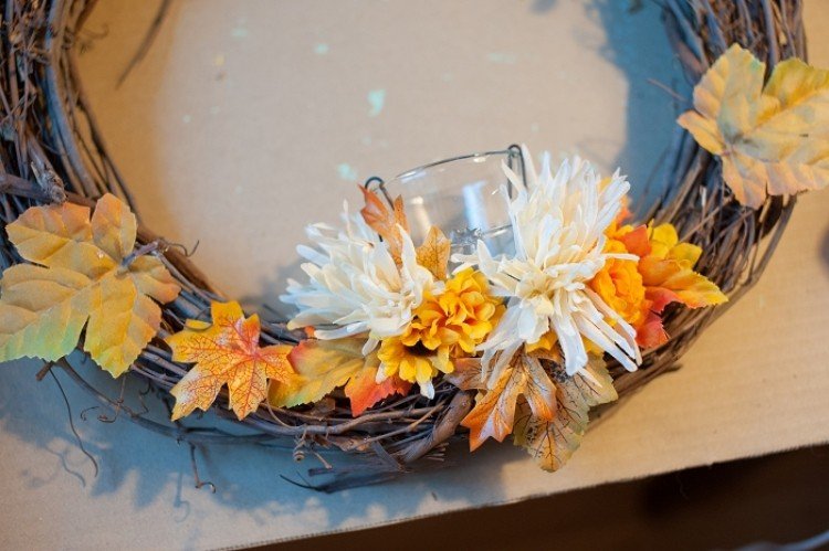 janela-decoração-outono-faça-você-mesmo-faça-você-mesmo-folhas-de-outono-grinalda-ramos-tealight-flor-decoração