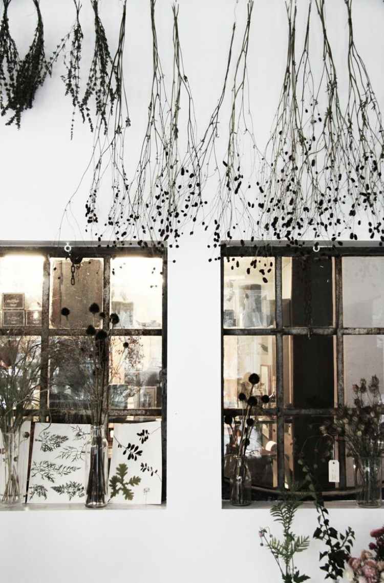decoração de janela-outono-faça-você-mesmo-mexer-flores-flores-plantas-pendurar-parede-pintura-branca-treliça-janela-botânica