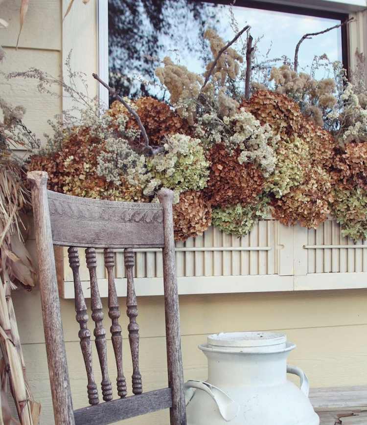 decoração de janela-outono-faça-você-mesmo-flores-plantas-ao ar livre-janela-peitoril-branco-vintage-cadeira-descascada-pintura