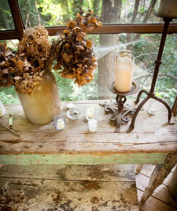 decoração de janela-outono-faça-você-mesmo-seque-flores-planta-velas-candelabro-lanternas-aparador-vintage