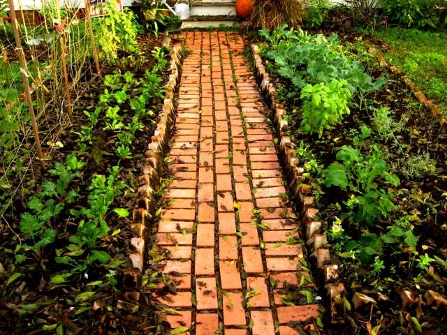 Crie caminhos de jardim em linha reta de um pequeno jardim aconchegante padrão