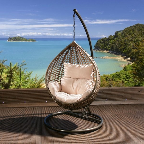 Cadeira suspensa com moldura de vime, poltrona, almofadas brancas ideias de design