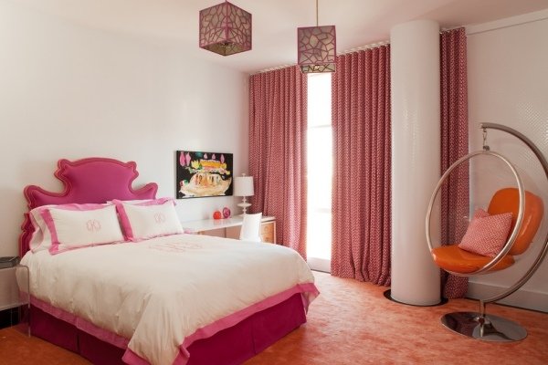 Cadeira suspensa com moldura para quarto infantil e capa branca rosa