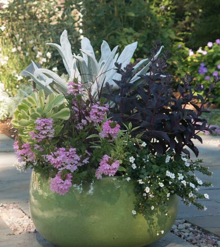Idéia para belos arranjos de flores na banheira, vaso de flores, floreira ou na cesta suspensa