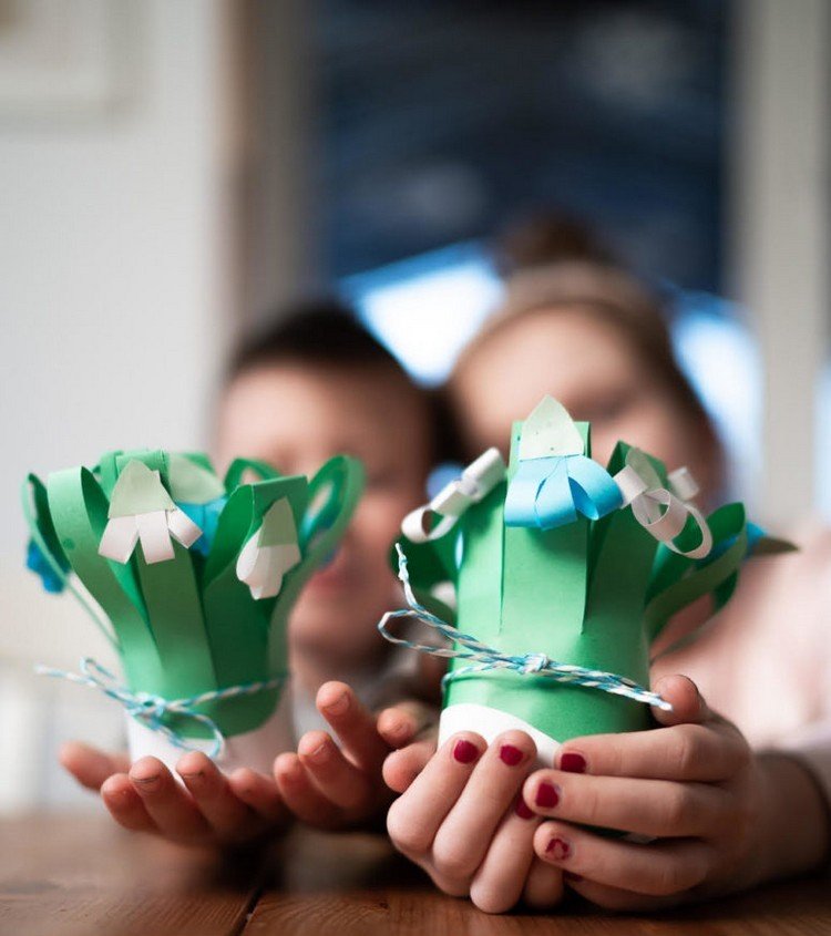 Vasos faça você mesmo com pingos de neve feitos de papel artesanal, ideia para crianças