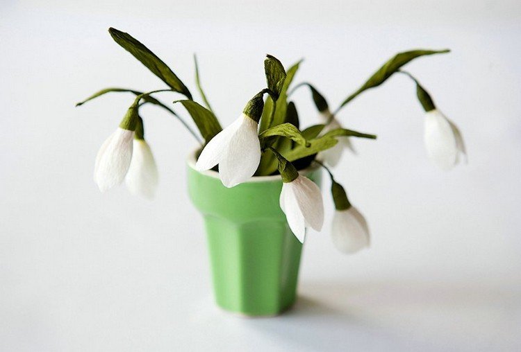 Faça snowdrops decorativos em papel crepom de páscoa para a primavera