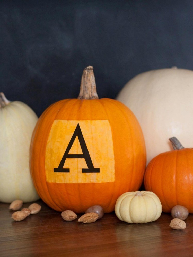 outono-decoração-abóbora-monograma-uma-amêndoa-decorativa-branca-laranja