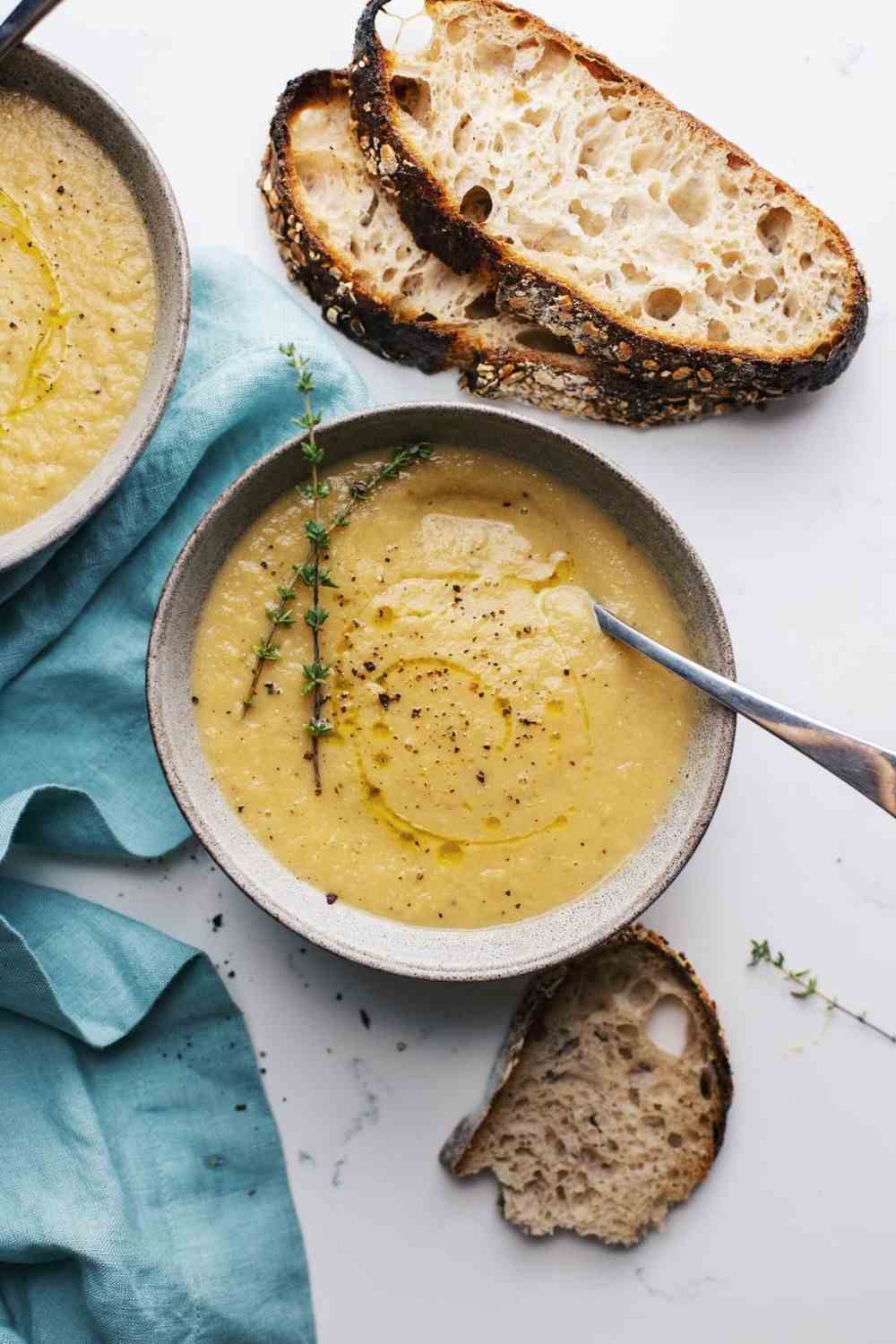 deliciosa sopa de creme com alecrim e fatias de pão assado abrem seu apetite