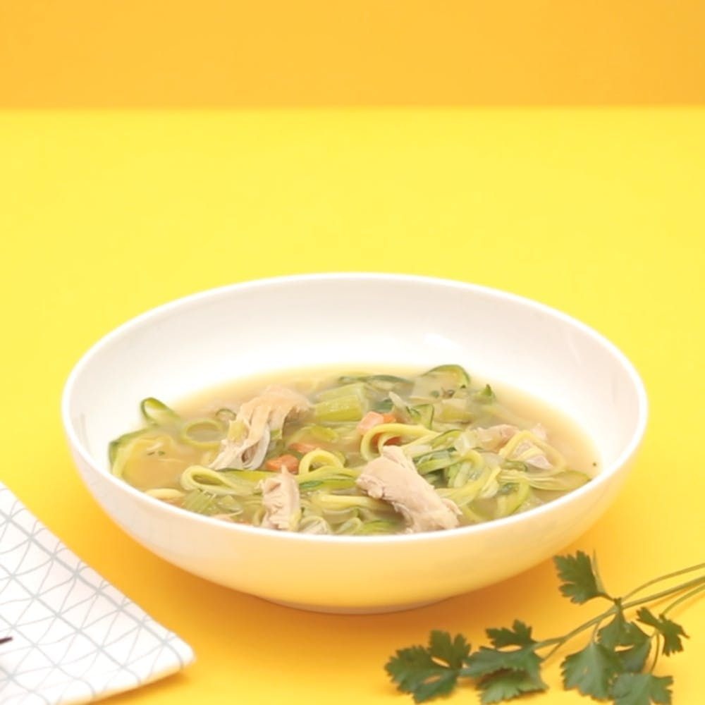 zudelsuppe com frango abobrinha espaguete abobrinha macarrão salsa clara caldo de galinha alimentação saudável