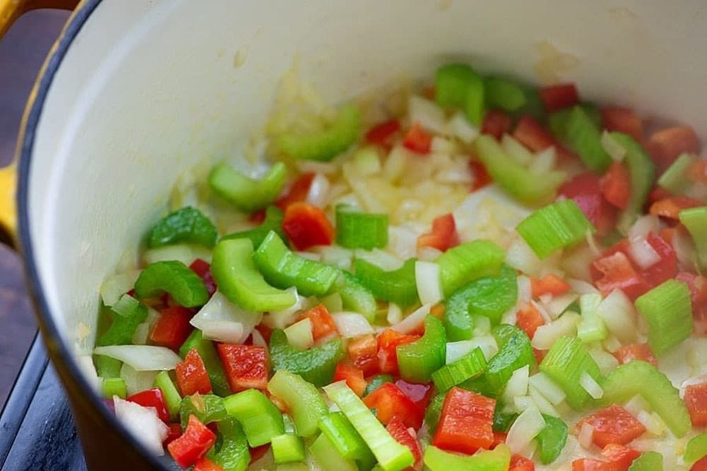 legumes frescos como páprica de aipo e cebola na panela como ingredientes para uma sopa rápida