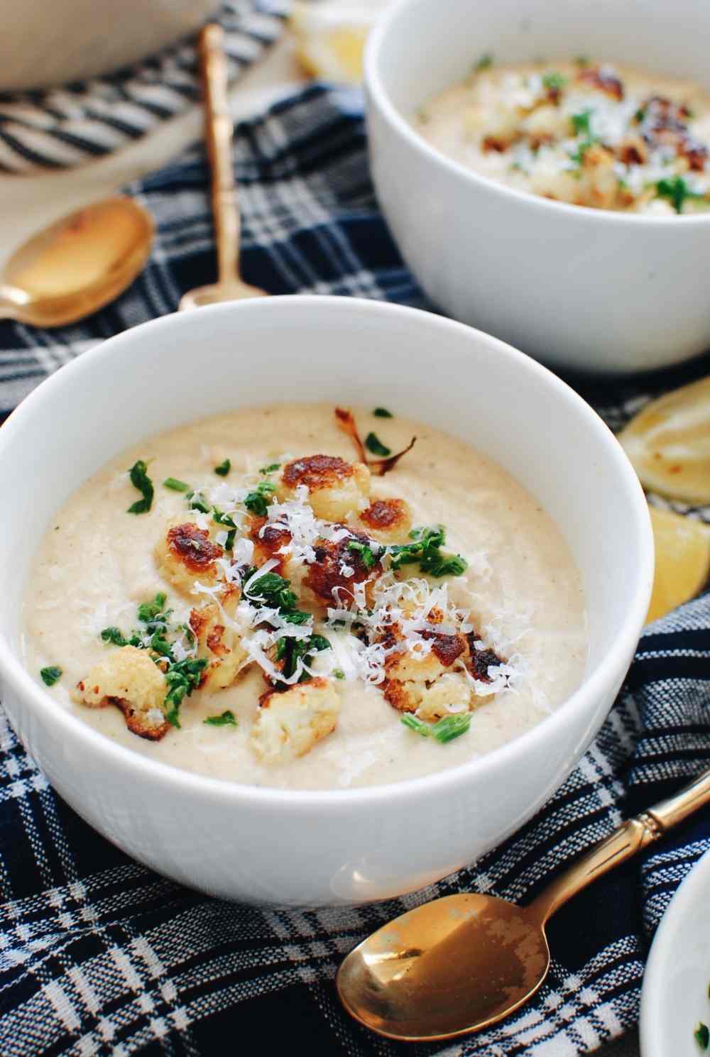 couve-flor assada como acompanhamento para uma sopa rápida em dias frios de inverno