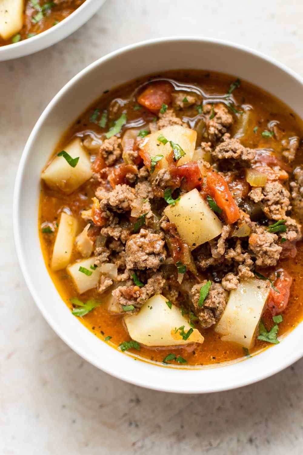 Sirva a sopa de carne picada com guisado de batatas com salsa