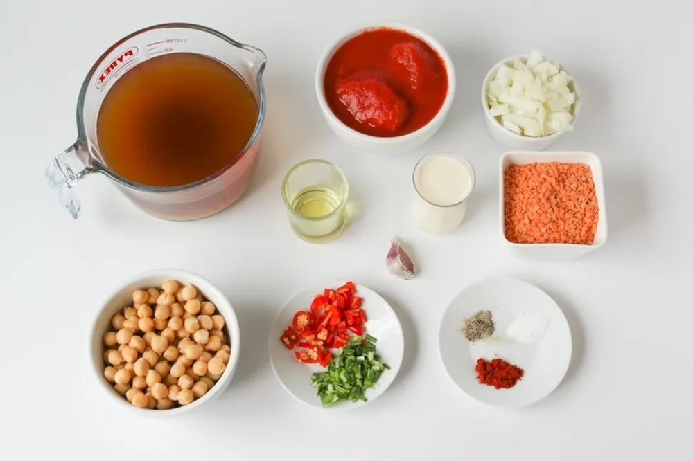 ingredientes para sopa de creme saudável feita de lentilhas vermelhas e grão de bico, pimenta e especiarias