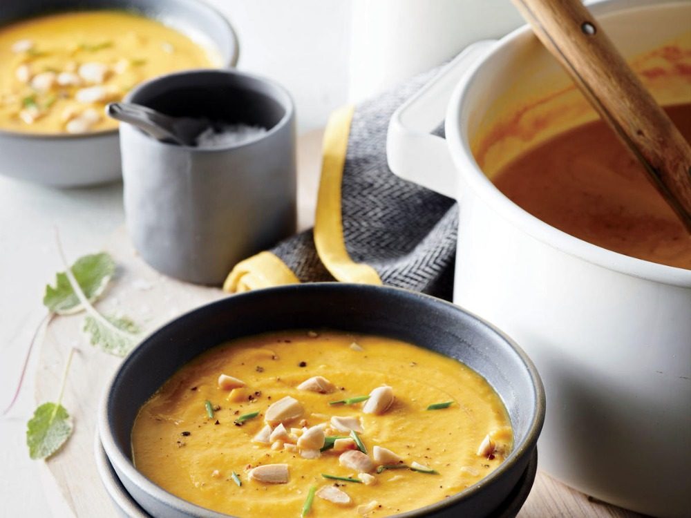 Prepare sopa de abóbora com amêndoas e sálvia como uma sopa cremosa nutritiva e calorosa no outono