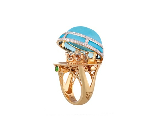 Ouro com anel de diamante em azul