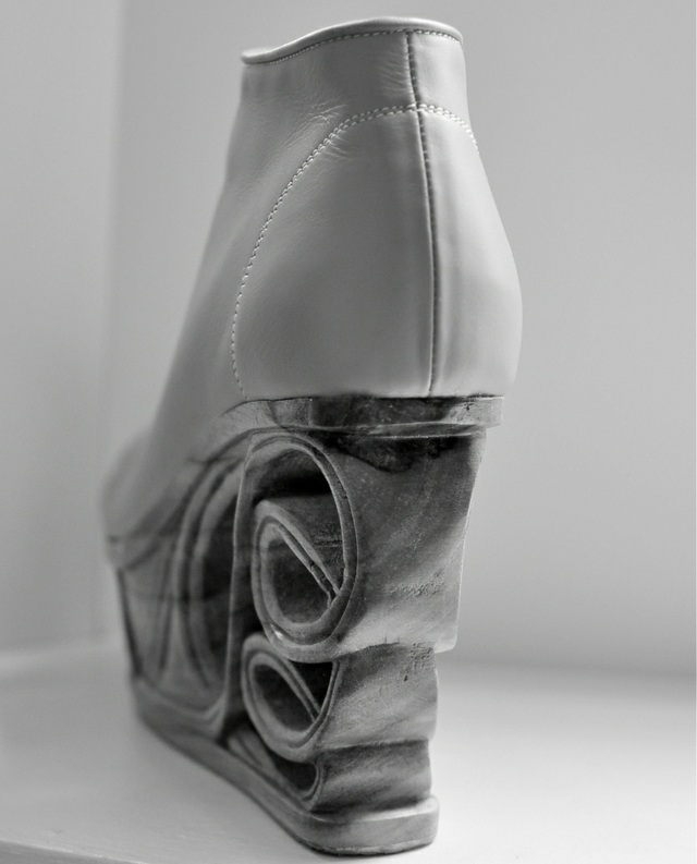 Sapatos femininos solados de madeira com design exclusivo tendências mundiais da moda