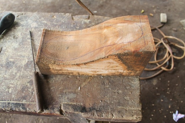Sapatos esculpidos em madeira sola encenados tronco de árvore