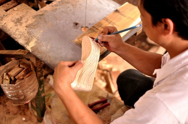 Técnicas de processamento de sapatos de madeira do Vietnã tradicionalmente
