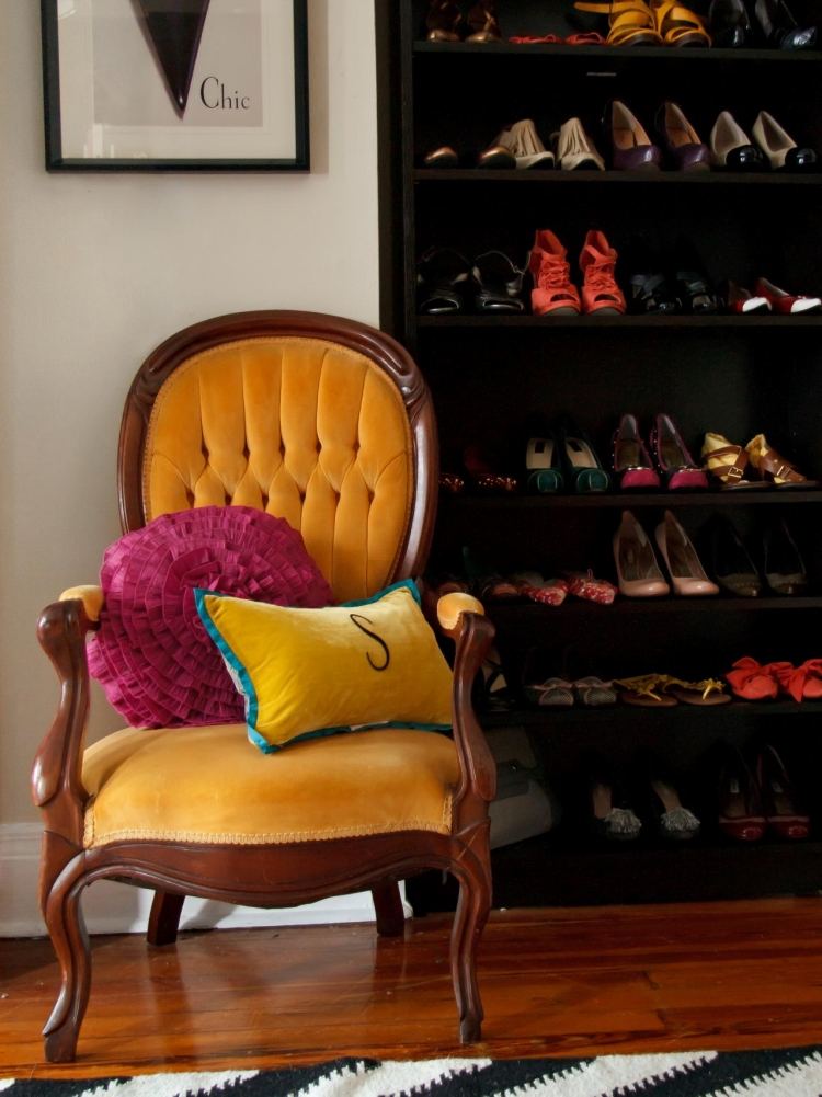 Design de sapateira -criativa-poltrona-antiguidade-estofamento-piso de madeira-carpete-preto-branco