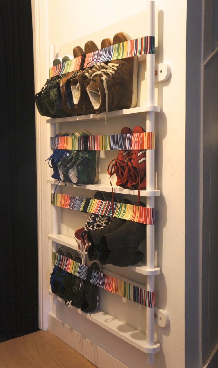 sapateira-design-criativo-fita-plano-interessante-parede-branco
