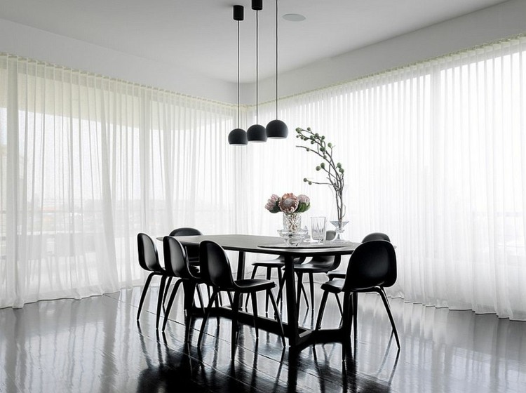 piso preto na sala de jantar móveis em parquet cadeiras mesa de jantar luzes suspensas