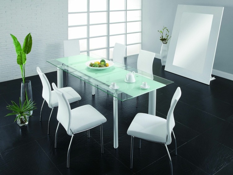 azulejos pretos na sala de jantar mesa de vidro cadeiras plantas brancas