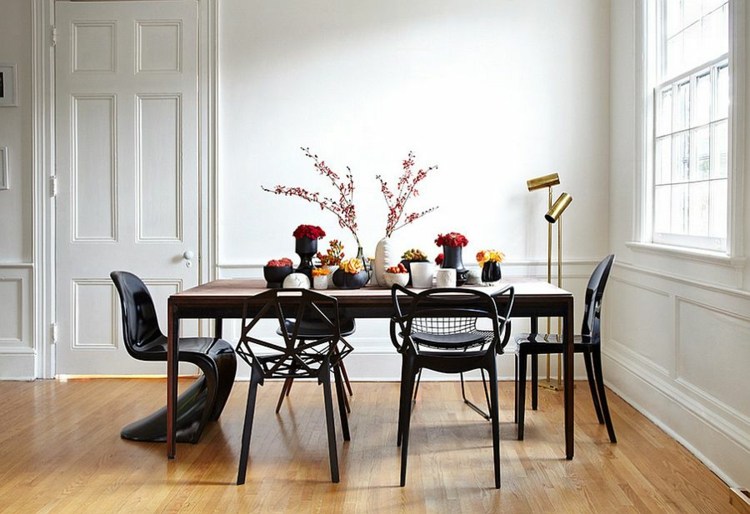cadeiras pretas na sala de jantar paredes em parquet móveis brilhantes ideia